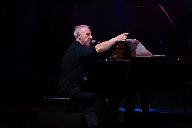 Μίνως Μάτσας: Μαγικό φινάλε στο Vox με λαμπερούς καλεσμένους