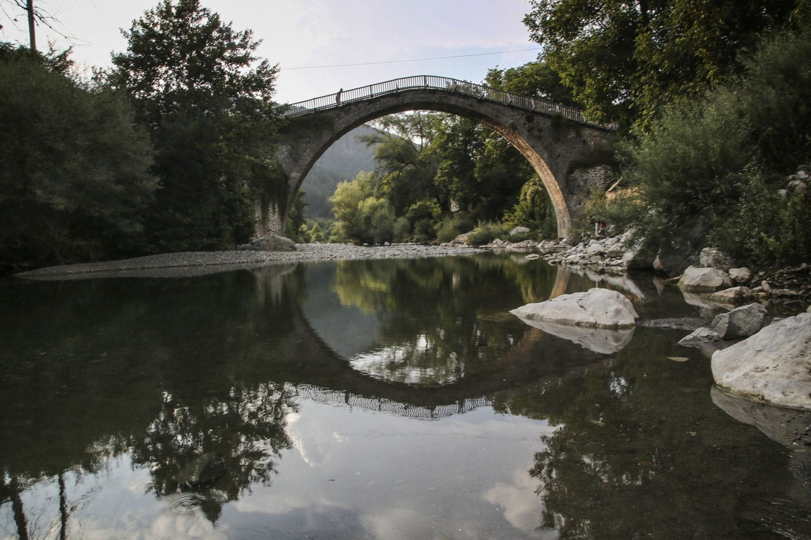 Στιγμιότυπo απο το χωριό της Βοβούσας, στη Πίνδο