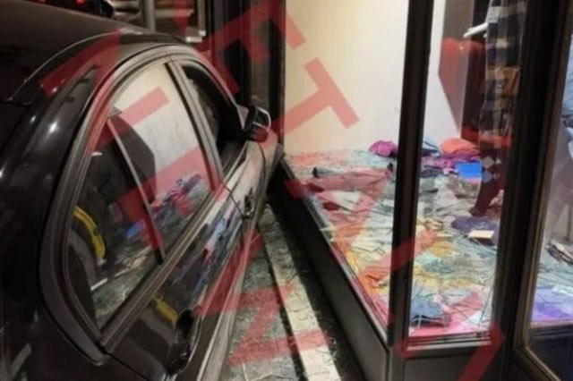 Ηράκλειο: Αυτοκίνητο “καρφώθηκε” σε βιτρίνα καταστήματος – Τραυματίστηκε 27χρονη