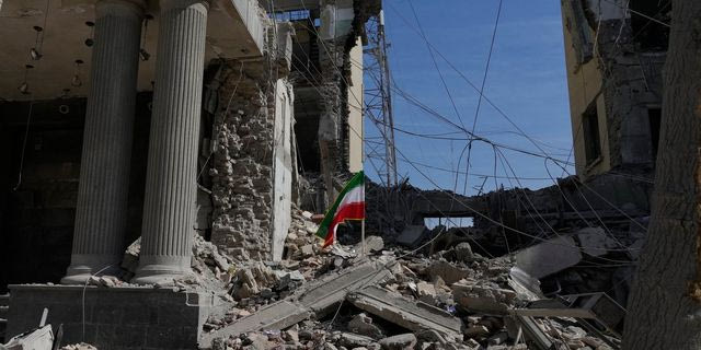 Ιρανική σημαία σε συντρίμμια