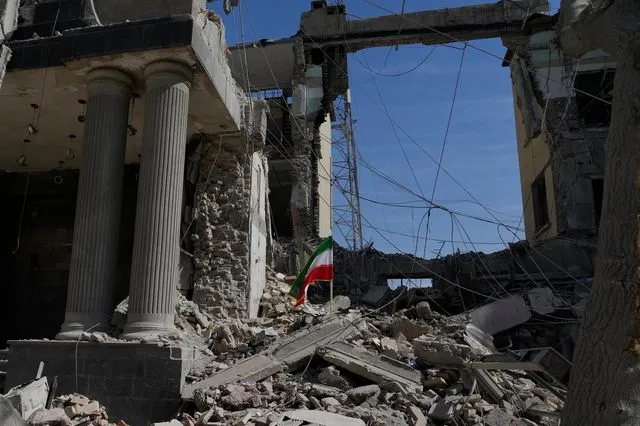 Ιρανική σημαία σε συντρίμμια