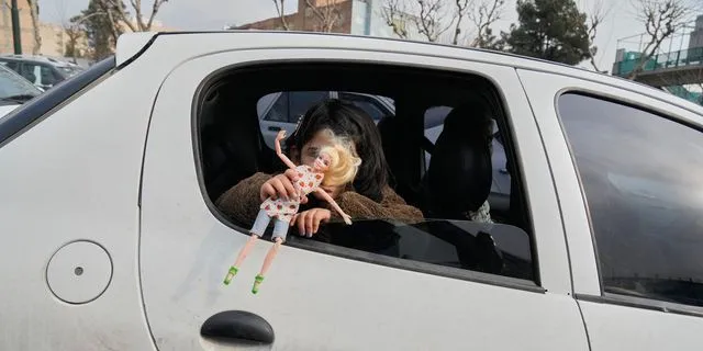 Ένα κορίτσι παίζει με την κούκλα του στο Ιράν, πριν την έναρξη του πολέμου