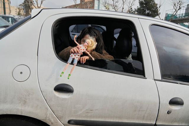 Ένα κορίτσι παίζει με την κούκλα του στο Ιράν, πριν την έναρξη του πολέμου