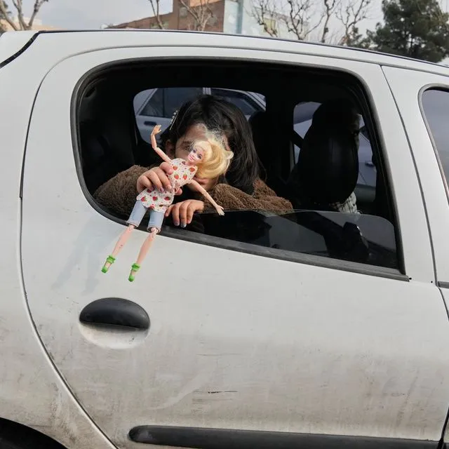 Ένα κορίτσι παίζει με την κούκλα του στο Ιράν, πριν την έναρξη του πολέμου