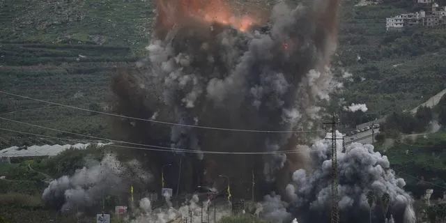Ο Τραμπ ωθεί τον πόλεμο στο Ιράν σε νέα φάση, όσο το Ισραήλ σφυροκοπά τον Λίβανο
