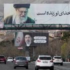 Μπάνερ με τους Αλί και Μοτζάμπα Χαμενεΐ στους δρόμους της Τεχεράνης