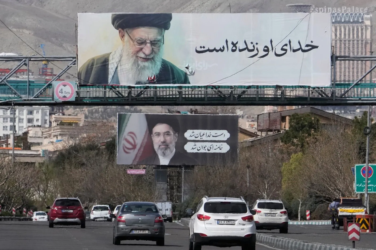 Μπάνερ με τους Αλί και Μοτζάμπα Χαμενεΐ στους δρόμους της Τεχεράνης