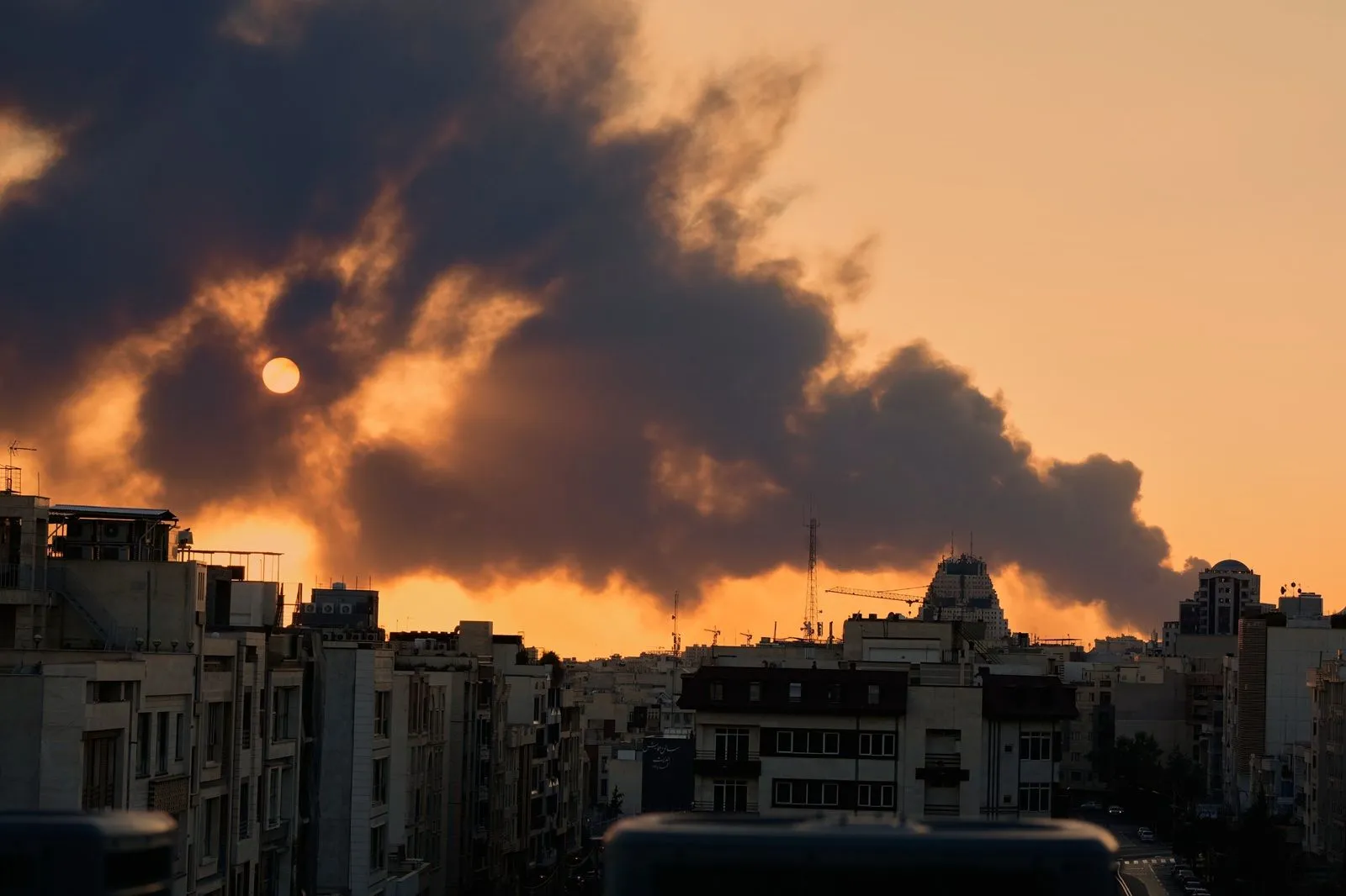 LIVE: Το Ισραήλ σφυροκοπά το Ιράν – Αναφορές για πλήγμα στο κτίριο της “Συνέλευσης των Σοφών“