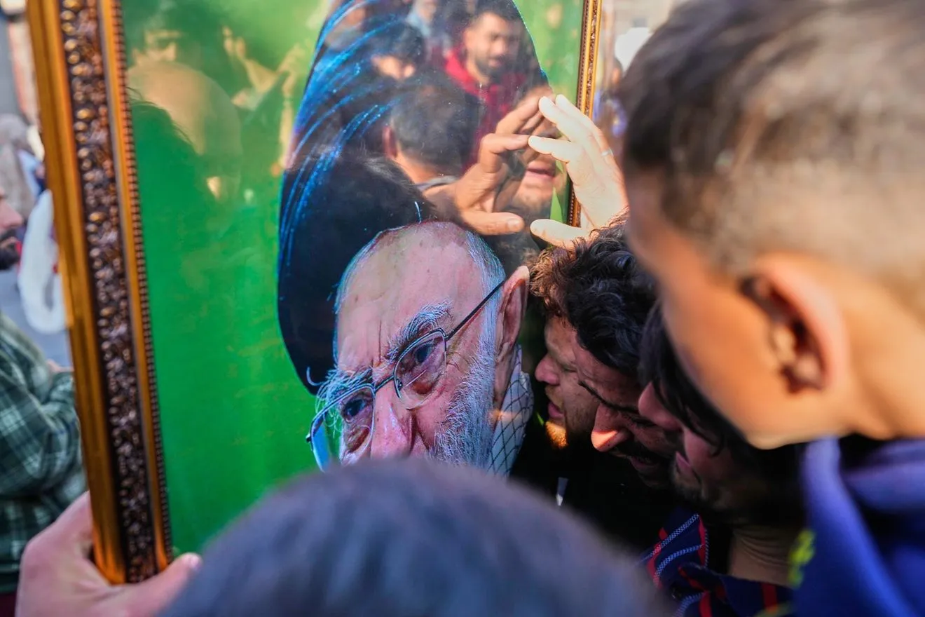 Σιίτες μουσουλμάνοι θρηνούν τον Αγιατολάχ Αλί Χαμενεΐ