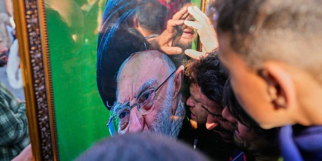 Σιίτες μουσουλμάνοι θρηνούν τον Αγιατολάχ Αλί Χαμενεΐ