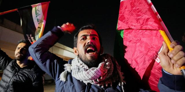 Διαδηλωτές έξω από την πρεσβεία των ΗΠΑ στη Βαγδάτη