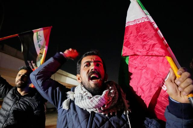 Διαδηλωτές έξω από την πρεσβεία των ΗΠΑ στη Βαγδάτη