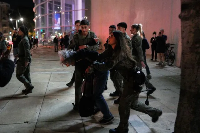 Πυραυλικά πλήγματα του Ιράν στο Ισραήλ – 14 τραυματίες