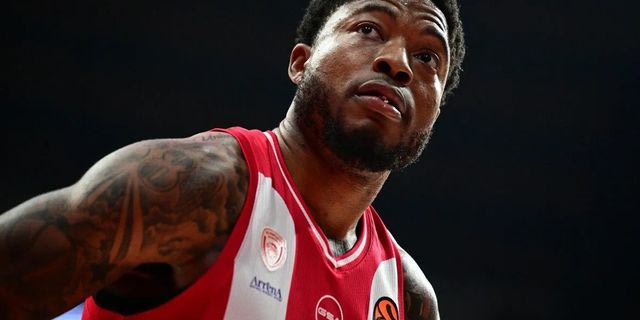 Τι πραγματικά σημαίνει η χειρονομία του Ταϊρίκ Τζόουνς προς τους οπαδούς του Παναθηναϊκού