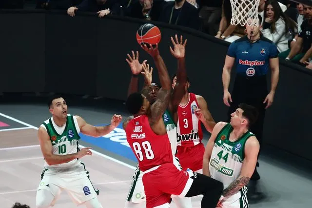 Ταϊρίκ Τζόουνς: Ποια ματς θα χάσει ο σέντερ του Ολυμπιακού