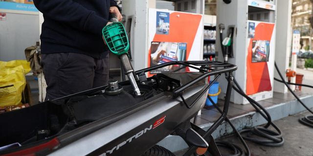 Πλαφόν στο περιθώριο κέρδους σε καύσιμα και σούπερ μάρκετ – Πρόστιμα έως 5 εκατ. ευρώ