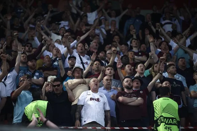 Οπαδοί στις κερκίδες. Τα μέτρα για τον περιορισμό της βίας στα γήπεδα λειτουργούν ικανοποιητικά. Δεν καλύπτουν όμως το σύνολο της κοινωνίας