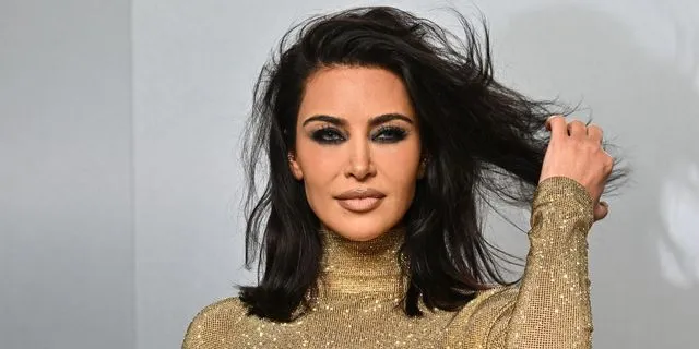 Κιμ Καρντάσιαν: Λίγο έλειψε να σωριαστεί στο κόκκινο χαλί των Όσκαρ – Βίντεο