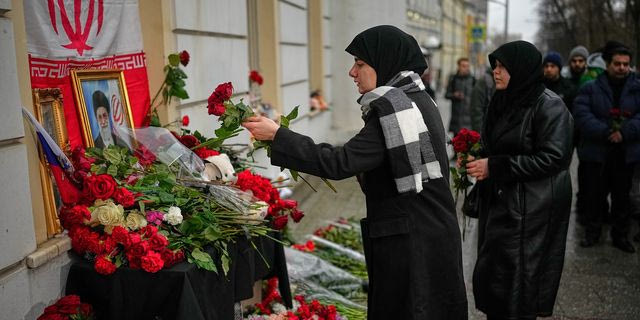 Λουλούδια σε μνημείο για τον Χαμενεΐ