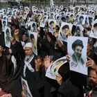 Ιρανοί κρατούν αφίσες των Αλί και Μοτζταμπά Χαμενεΐ