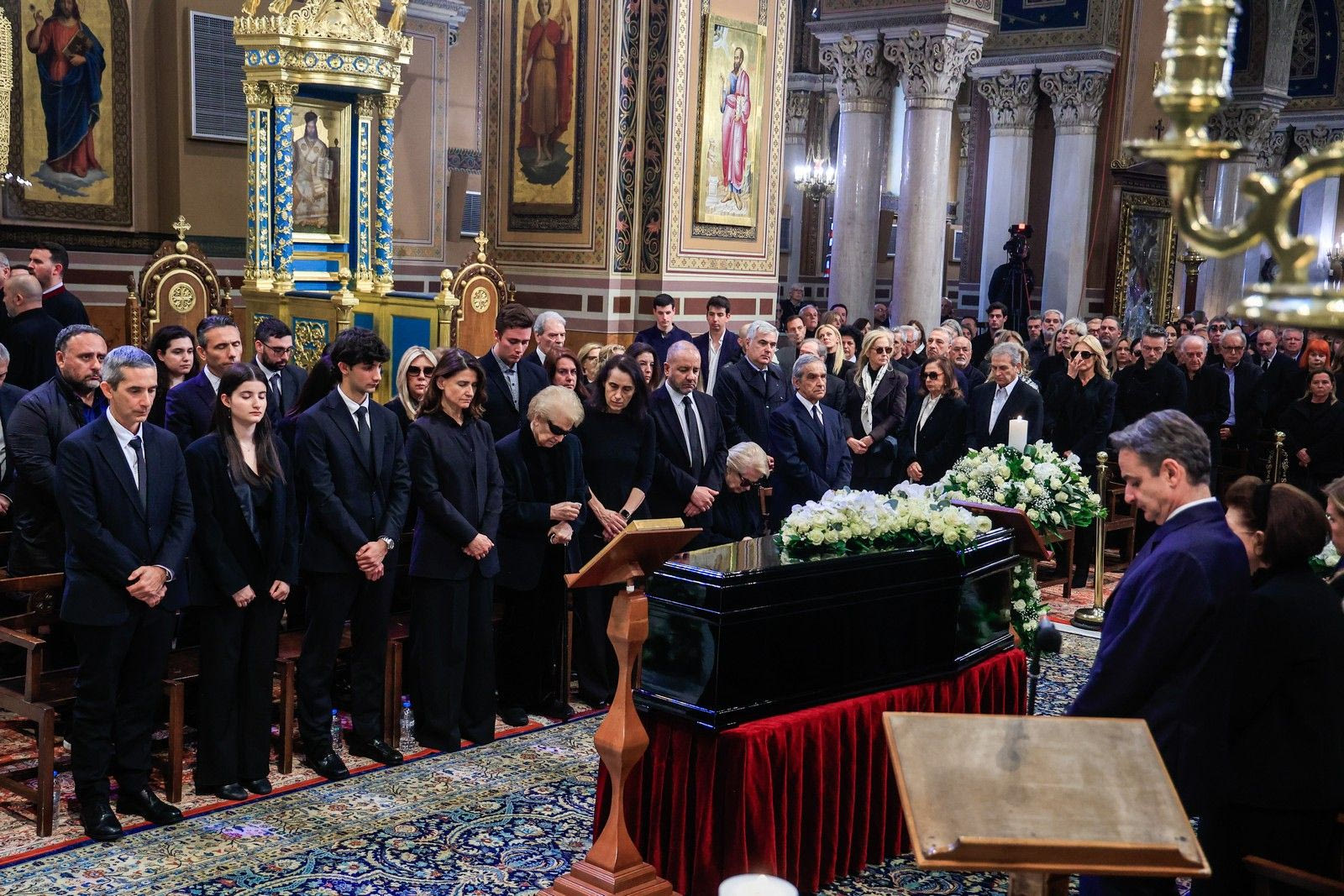 Μαρινέλλα: Συγκίνηση στην κηδεία της - Νταλάρας και Αλεξίου θα πουν τους επικηδείους