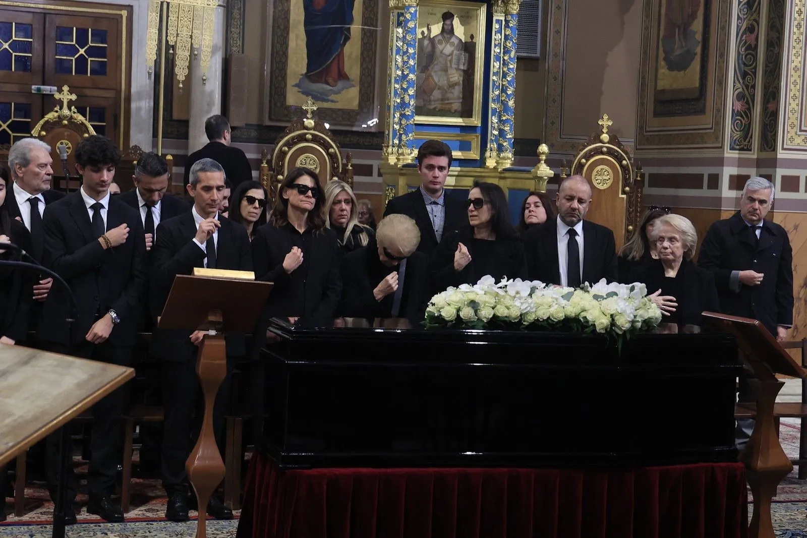 Μαρινέλλα: Ολοκληρώθηκε το λαϊκό προσκύνημα - Στη Μητρόπολη η σορός της