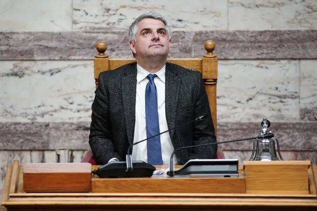 Ο Οδυσσέας Κωνσταντινόπουλος δείχνει σαν να κοιτάζει κάπου απελπισμένος