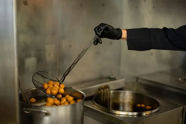 Η Αθήνα αλλάζει, μα οι λουκουμάδες του Κτιστάκη μένουν αναλλοίωτοι