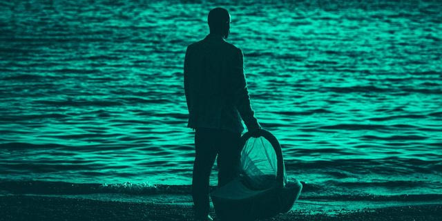 Μία φώκια, ένα νεογέννητο αγόρι και ένας πατέρας στην άκρη της θάλασσας