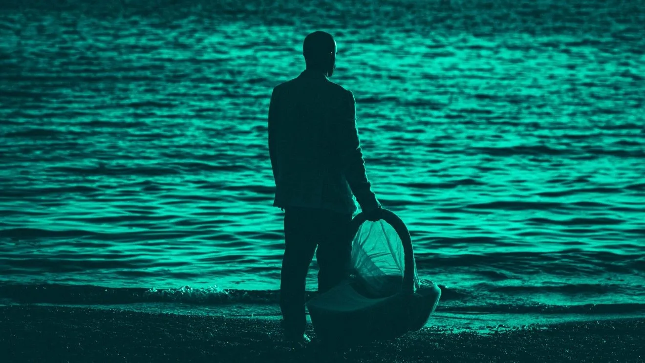 Μία φώκια, ένα νεογέννητο αγόρι και ένας πατέρας στην άκρη της θάλασσας