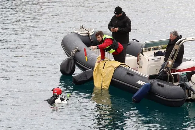 Βουλιαγμένη: Βρέθηκαν βατραχοπέδιλα και φιάλη οξυγόνου - Συνεχίζεται η έρευνα για τον δύτη