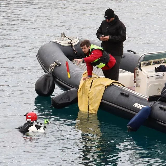 Βρέθηκαν βατραχοπέδιλα και φιάλη οξυγόνου – Συνεχίζεται η έρευνα για τον δύτη
