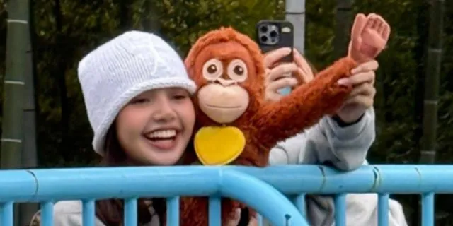 Η Lisa των BLACKPINK συνάντησε τον πιο διάσημο μακάκο της Ιαπωνίας
