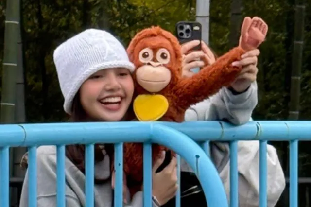 Η Lisa των BLACKPINK συνάντησε τον πιο διάσημο μακάκο της Ιαπωνίας