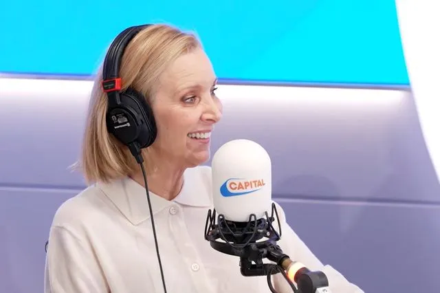 Η Λίζα Κούντροου βλέπει ξανά τα “Φιλαράκια” για να νιώθει κοντά στον Μάθιου Πέρι