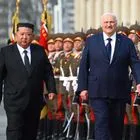 Ο Λουκασένκο έκανε δώρο στον Κιμ Γιονγκ Ουν ένα τουφέκι – “Για παν ενδεχόμενο”