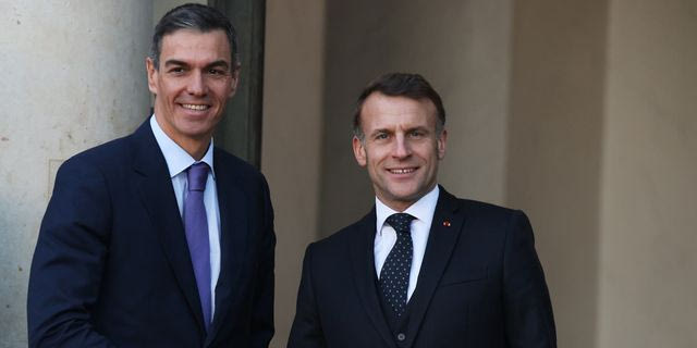 Στο πλευρό του Σάντσεθ ο Μακρόν, στη σκιά των απειλών Τραμπ