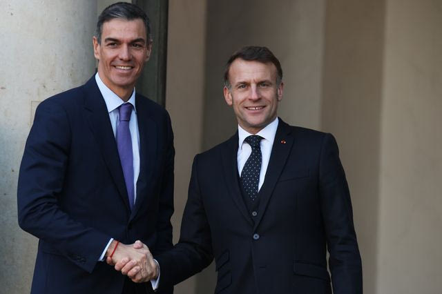 Στο πλευρό του Σάντσεθ ο Μακρόν, στη σκιά των απειλών Τραμπ