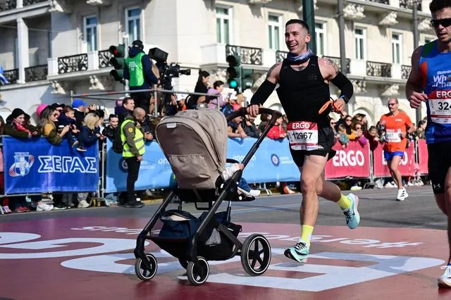 Στιγμιότυπα από τον Ημιμαραθώνιο της Αθήνας –  Οι δρομείς που έκλεψαν την παράσταση