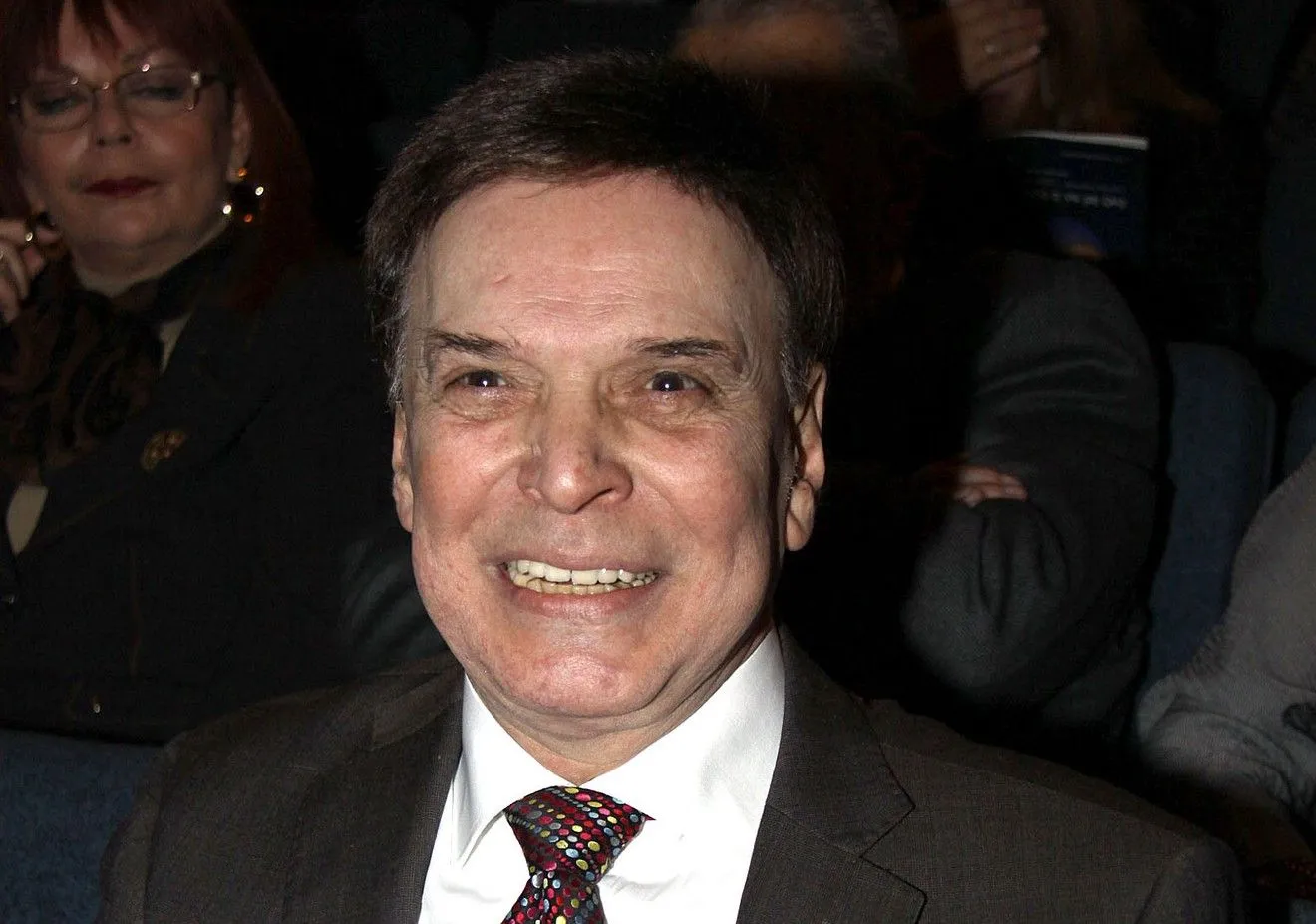 Πέθανε ο Γιώργος Μαρίνος - Συγκίνηση για τον εμβληματικό σόουμαν