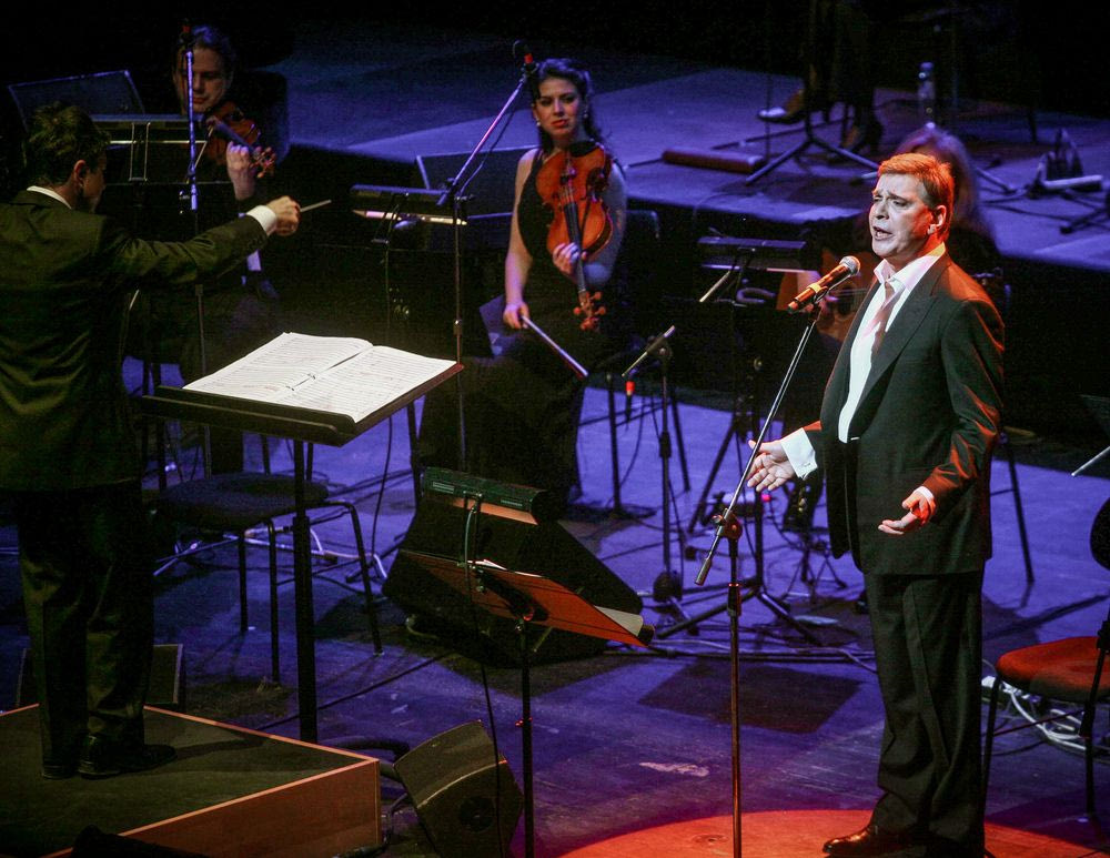 ο πρώτος Έλληνας περφόρμερ Γιώργος Μαρίνος