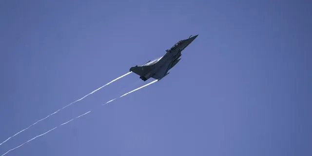 Γιατί πετούν μαχητικά αεροσκάφη πάνω από την Αθήνα