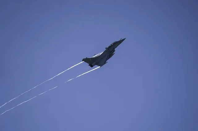 Γιατί πετούν μαχητικά αεροσκάφη πάνω από την Αθήνα