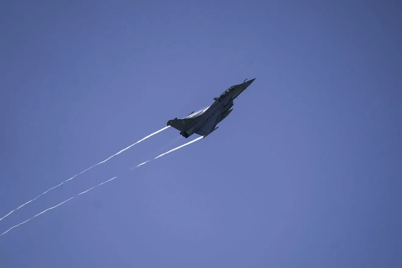 Γιατί πετούν μαχητικά αεροσκάφη πάνω από την Αθήνα