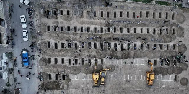 Ιρανοί ανοίγουν μαζικούς τάφους για τα θύματα, κυρίως παιδιά, μετά την ισραηλινο‑αμερικανική επίθεση στις 28 Φεβρουαρίου σε δημοτικό σχολείο κοριτσιών στη Minab