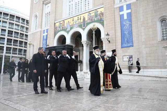 Μαρινέλλα: Ξεκίνησε το λαϊκό προσκύνημα – Με χειροκροτήματα έφτασε η σορός