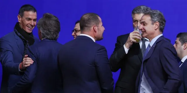 Νέα μέτρα, αλλά με ευρωπαϊκή κάλυψη, ψάχνει ο Μητσοτάκης