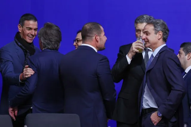 Νέα μέτρα, αλλά με ευρωπαϊκή κάλυψη, ψάχνει ο Μητσοτάκης