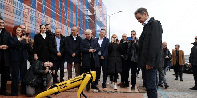 Η συνάντηση του Μητσοτάκη με τον Κύωνα, τον σκύλο ρομπότ – Βίντεο