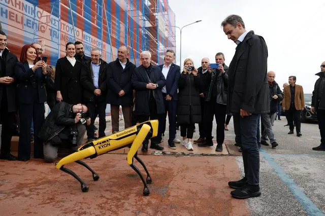 Η συνάντηση του Μητσοτάκη με τον Κύωνα, τον σκύλο ρομπότ – Βίντεο